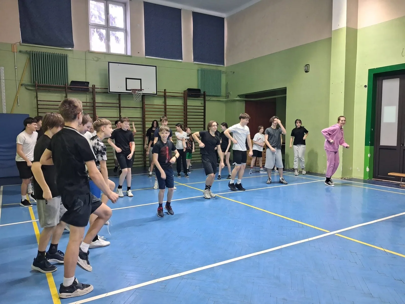 Grupowy trening dzieci i młodzieży prowadzony na sali boksu